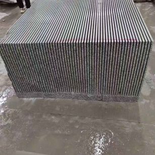 陇南芝麻白毛板荒料切割