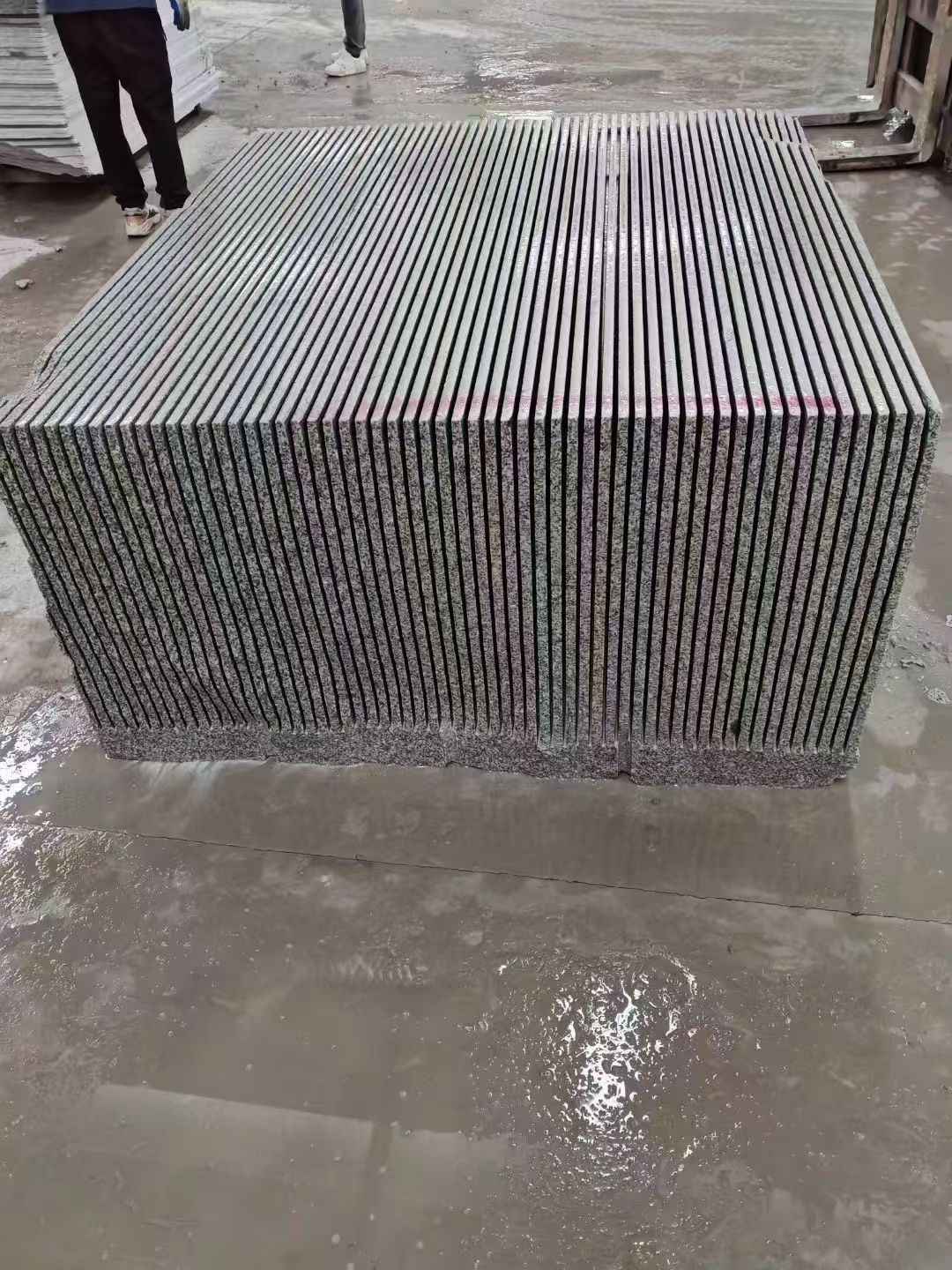 陇南芝麻白毛板荒料切割